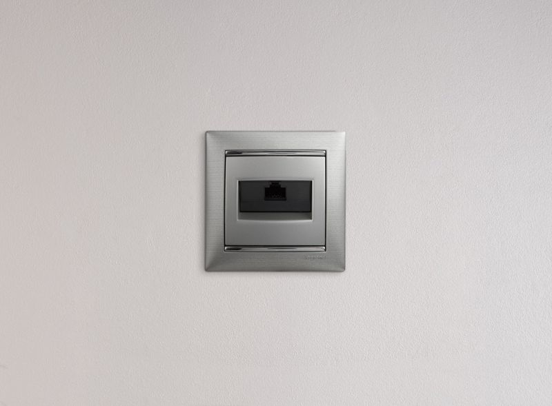 Розетка компьютерная 1-м СП Valena RJ45 кат.6 UTP на захватах механизм алюм. IEK 770246
