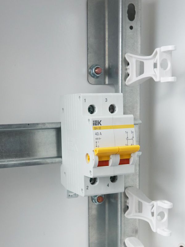 Выключатель нагрузки (мини-рубильник) 2п 40А ВН-32 KARAT IEK MNV10-2-040