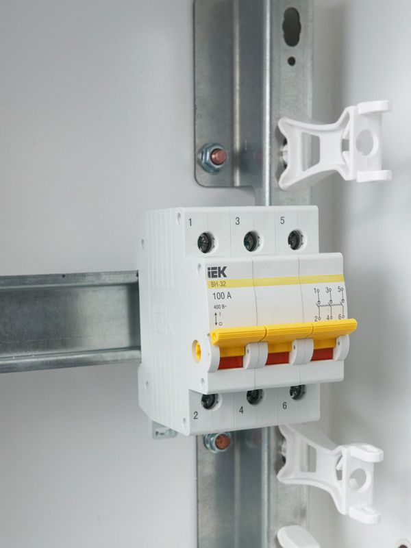 Выключатель нагрузки (мини-рубильник) 3п 100А ВН-32 KARAT IEK MNV10-3-100